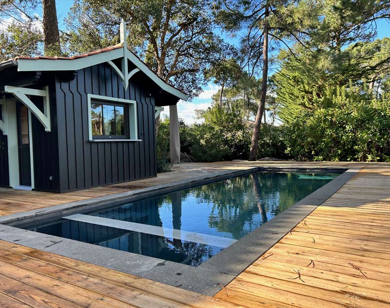Terrasse de piscine créé par le paysagiste Quadra Terra à Valence